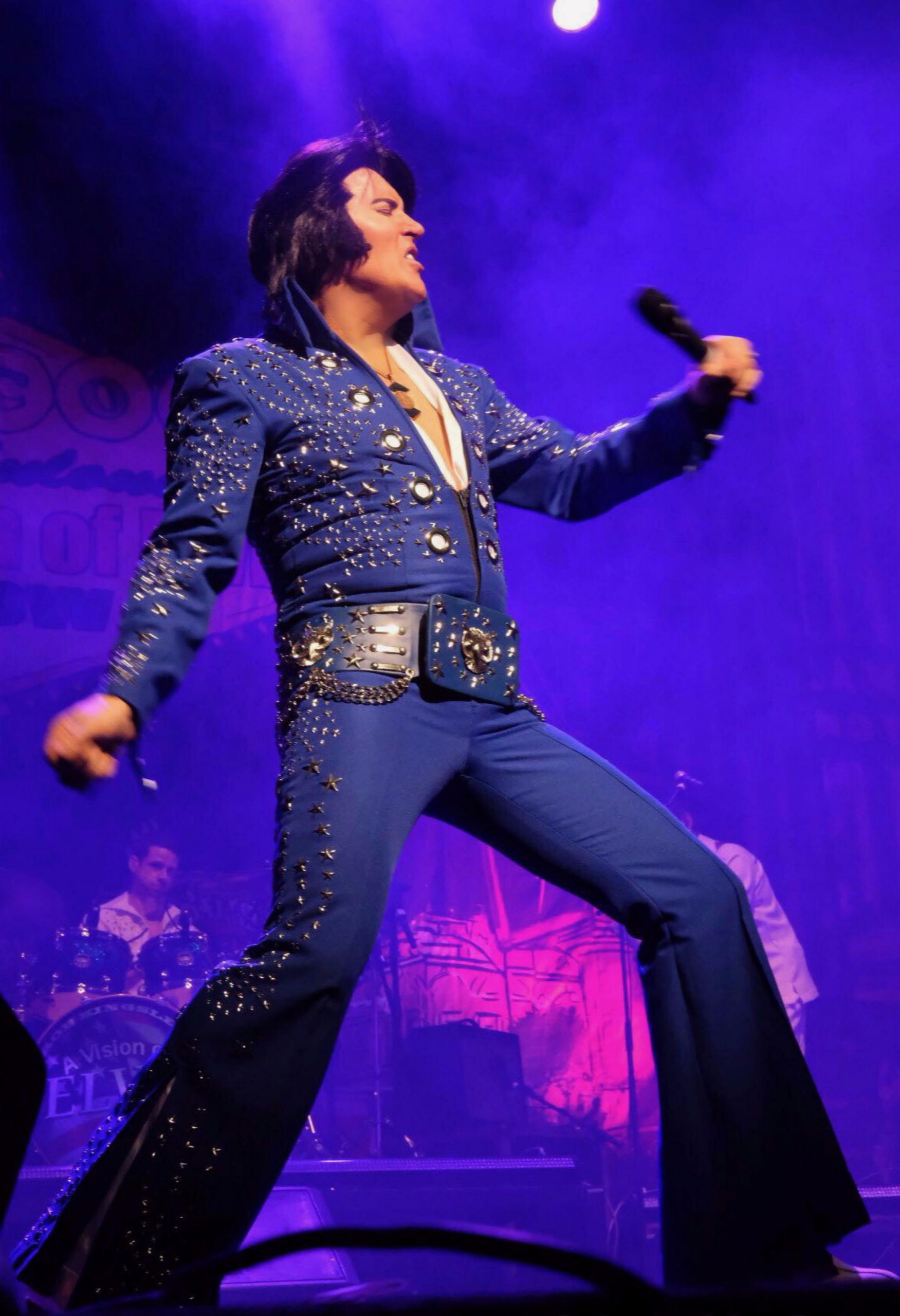 Rob Kingsley performing as Elvis in a blue owl jumpsuit