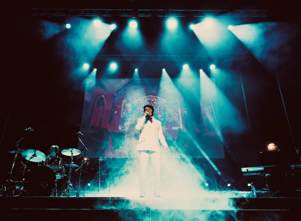 Rob Kingsley performing If I Can Dream under blue concert lights