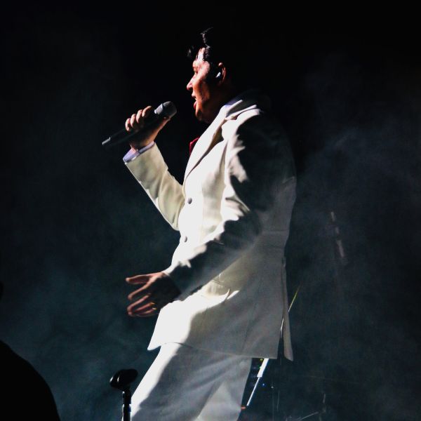 Rob Kingsley singing if I can dream during an A Vision of Elvis live performance